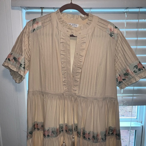 Ivy City Floral Cream Midi Dress - Picture 2 of 8